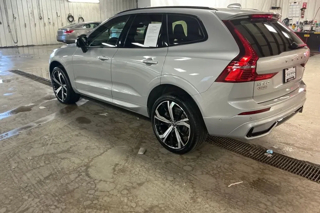2023 Volvo XC60 B5 Ultimate photo 1