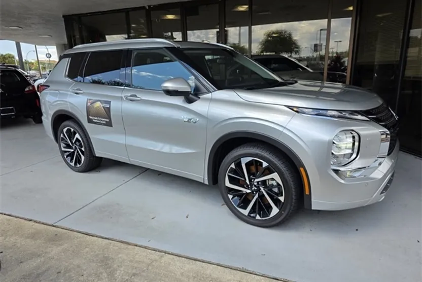 2025 Mitsubishi Outlander PHEV SEL photo 1