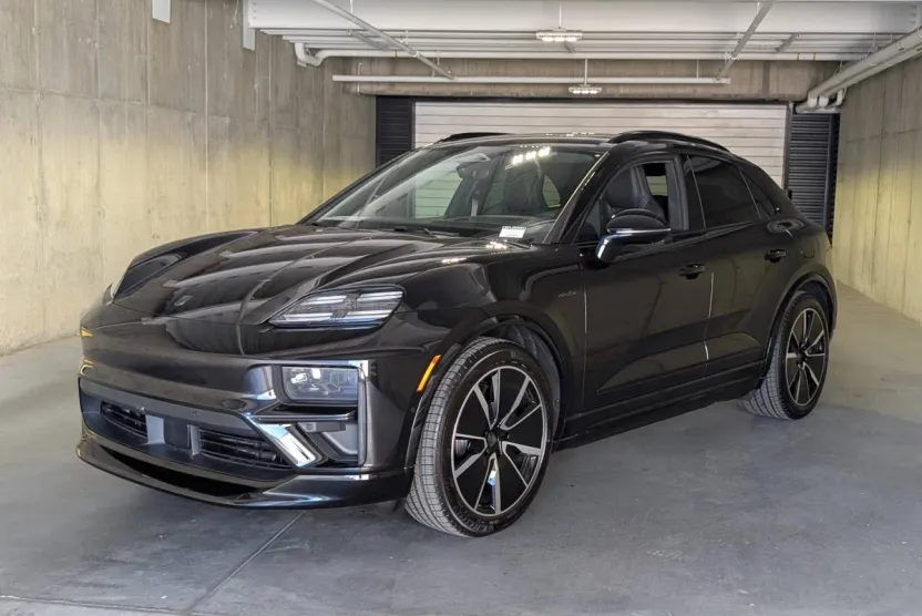 2025 Porsche Macan Electric Turbo photo 1