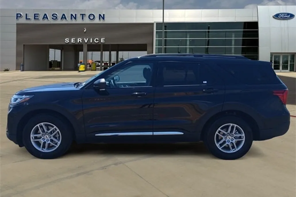 2025 Ford Explorer photo 1