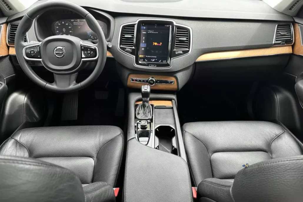2022 Volvo XC90 T6 AWD Momentum photo 1