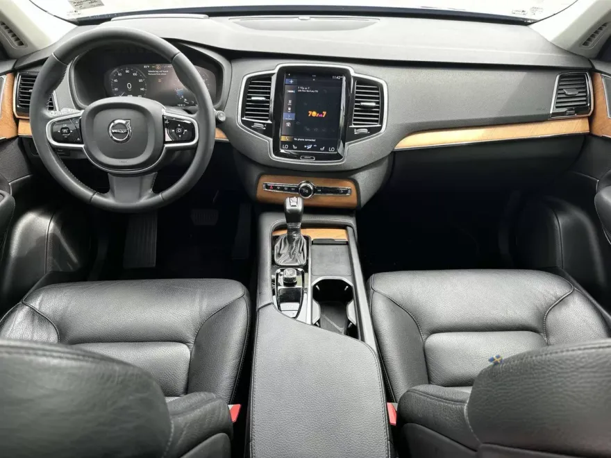 2022 Volvo XC90 T6 AWD Momentum photo 1