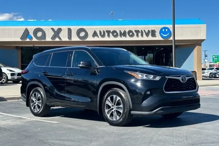 2020 Toyota Highlander XLE photo 1