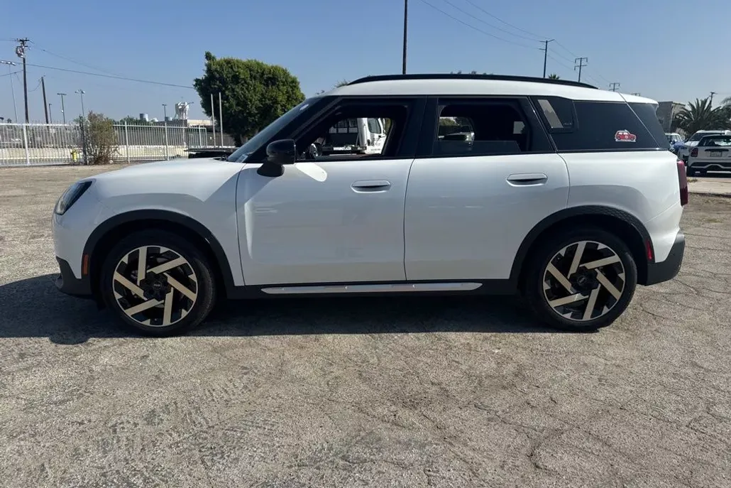 2025 Mini Countryman Iconic photo 1