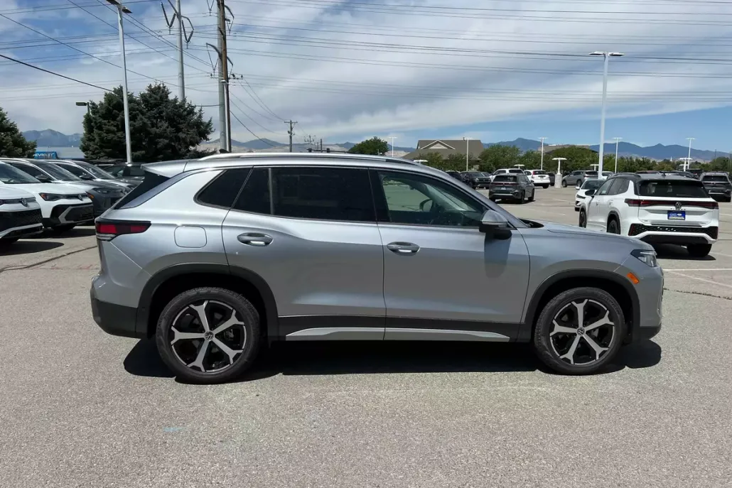 2025 Volkswagen Tiguan SE photo 1