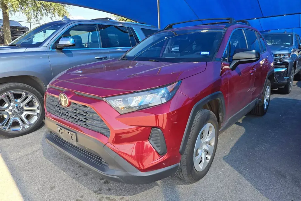 2019 Toyota RAV4 LE photo 1