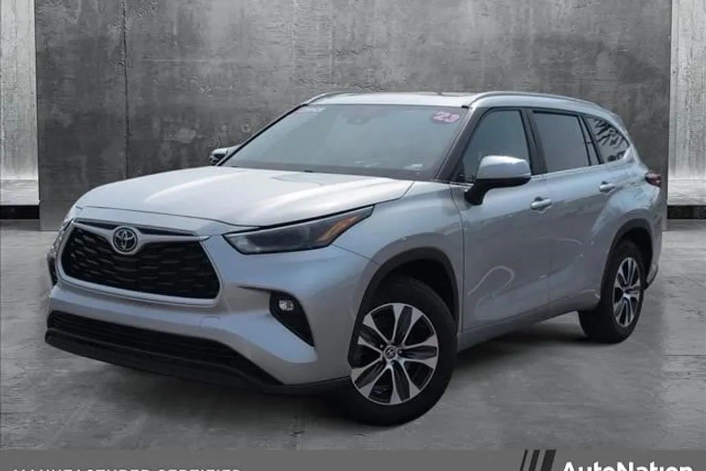2023 Toyota Highlander XLE photo 1