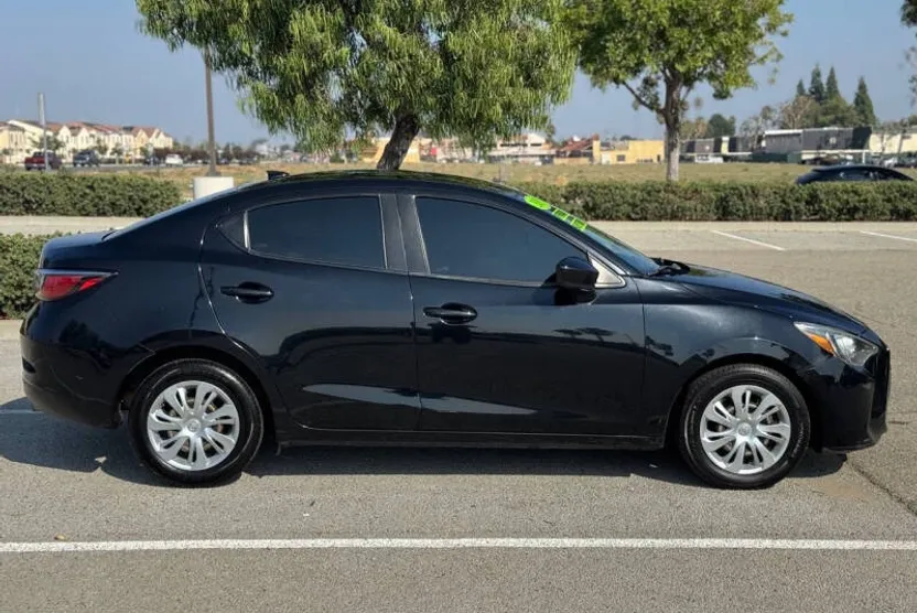 2019 Toyota Yaris LE photo 1