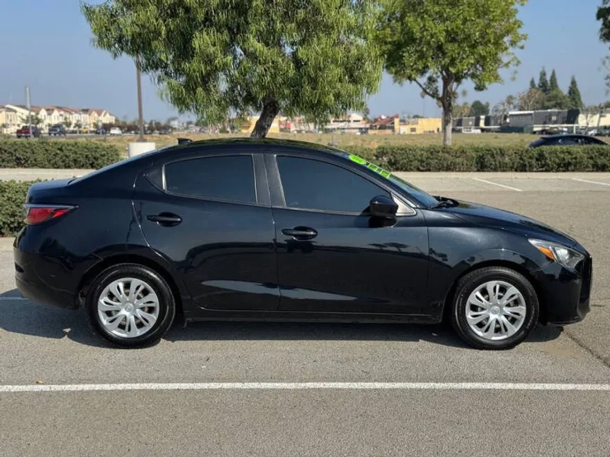 2019 Toyota Yaris LE photo 1