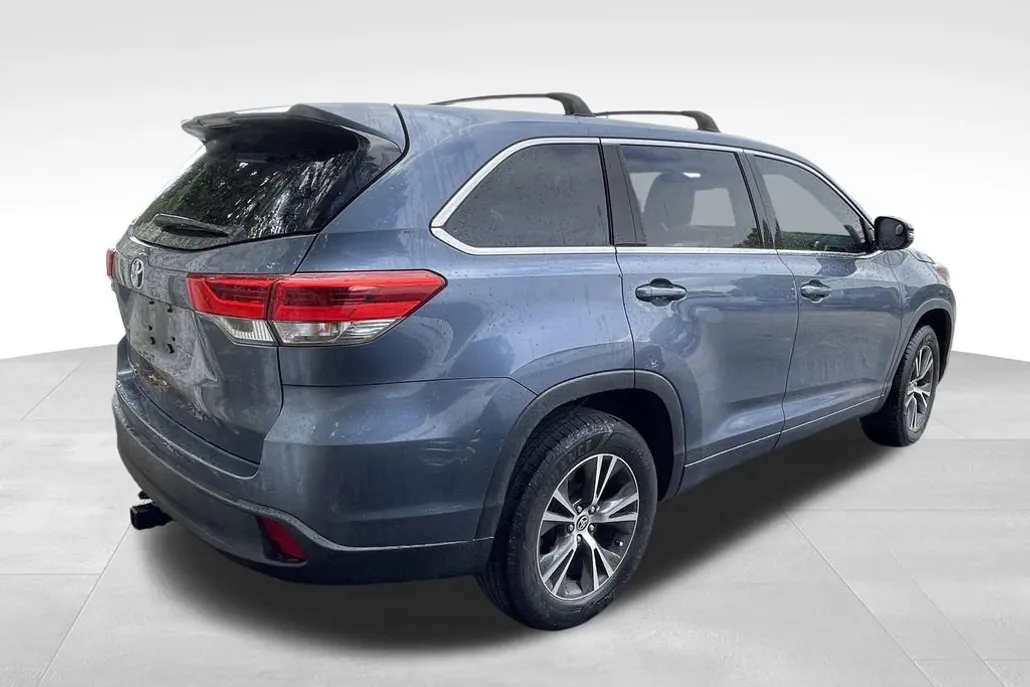 2019 Toyota Highlander LE photo 1