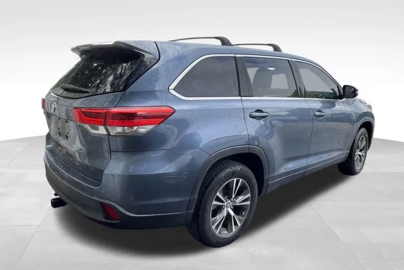 2019 Toyota Highlander LE photo 1