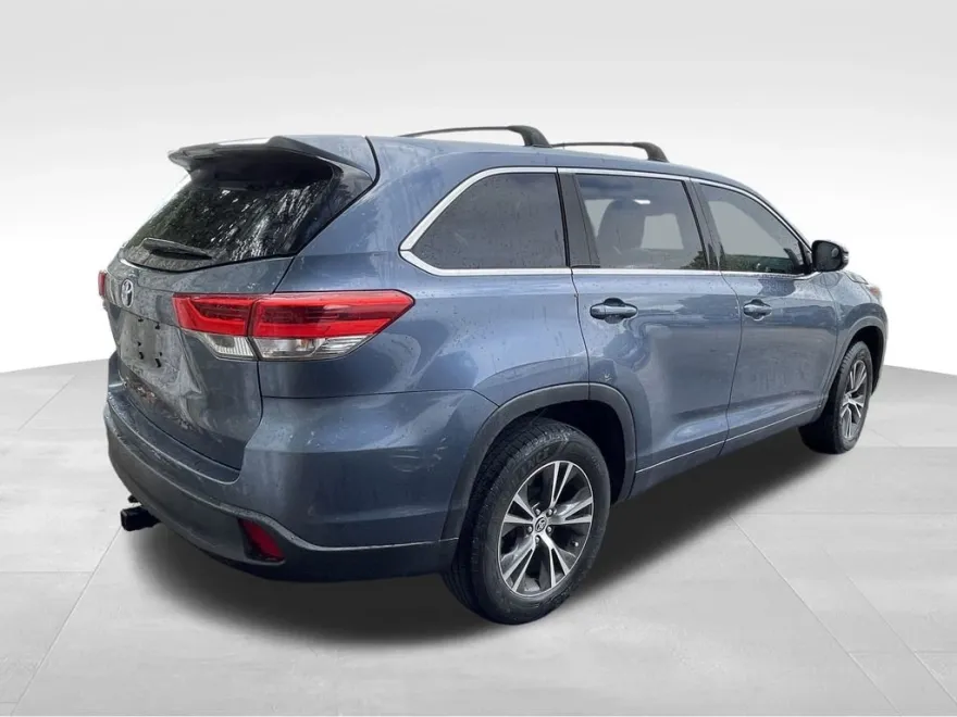 2019 Toyota Highlander LE photo 1
