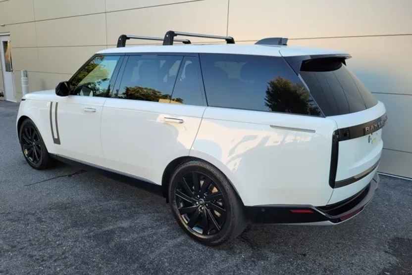 2023 Land Rover Range Rover SE photo 1
