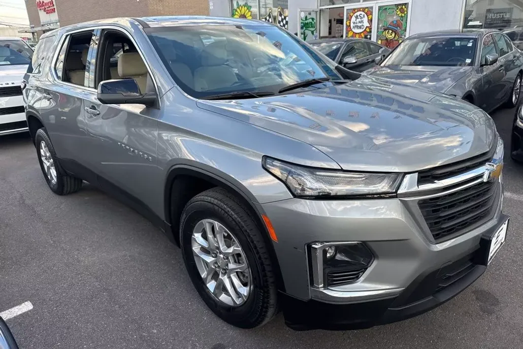 2023 Chevrolet Traverse LS photo 1