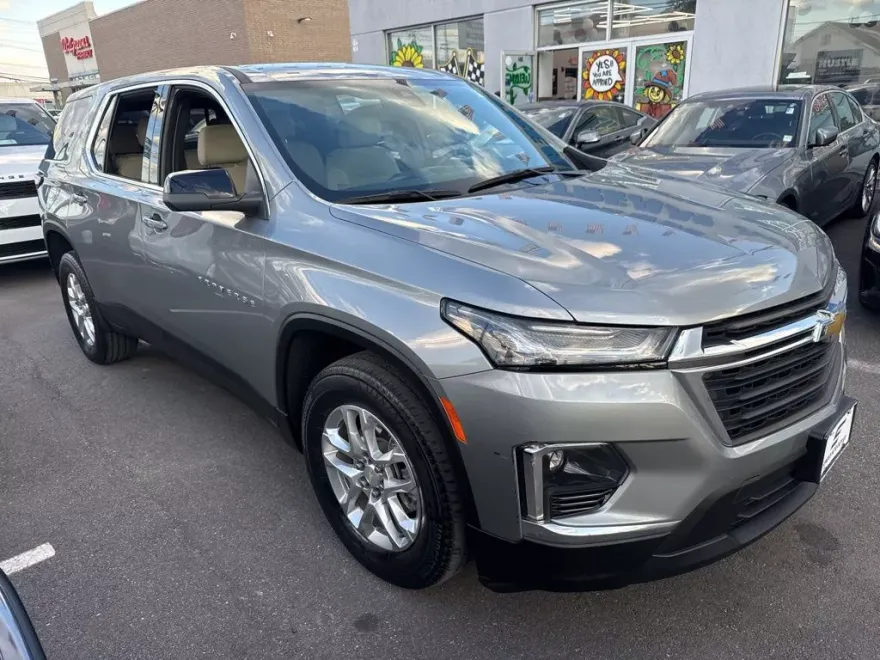 2023 Chevrolet Traverse LS photo 1