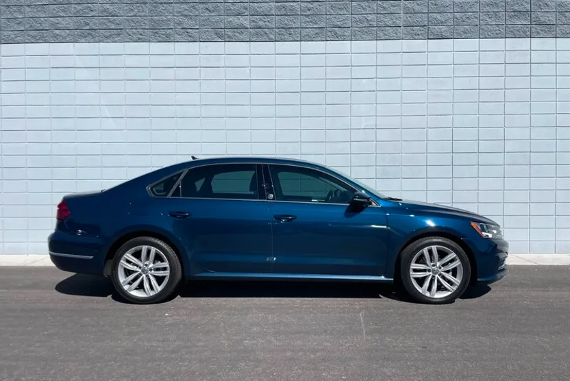 2019 Volkswagen Passat 2.0T Wolfsburg Edition photo 1