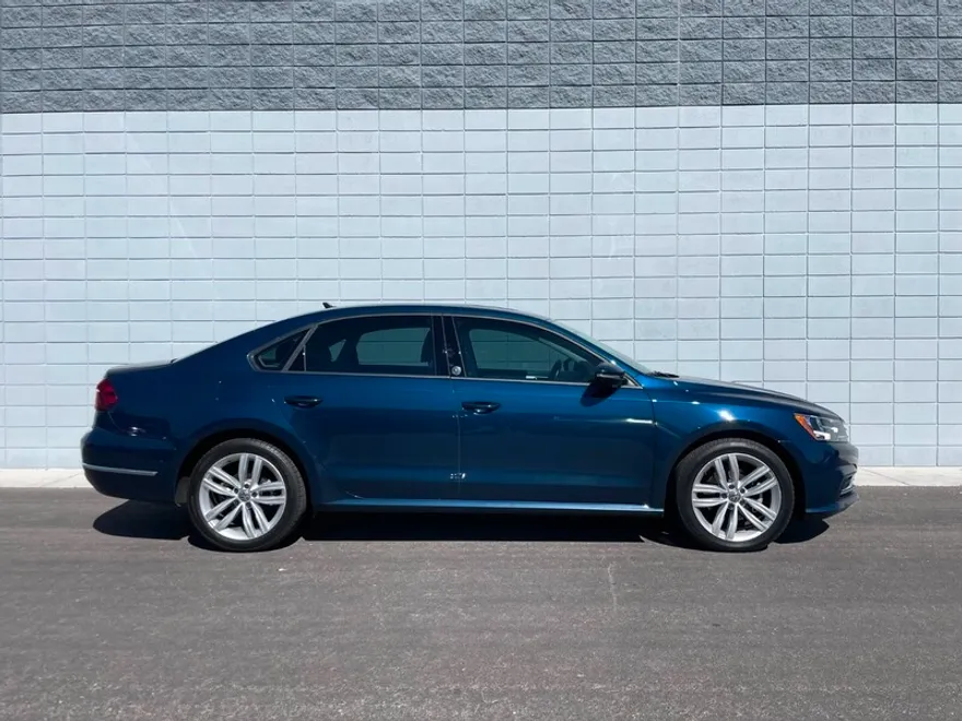 2019 Volkswagen Passat 2.0T Wolfsburg Edition photo 1