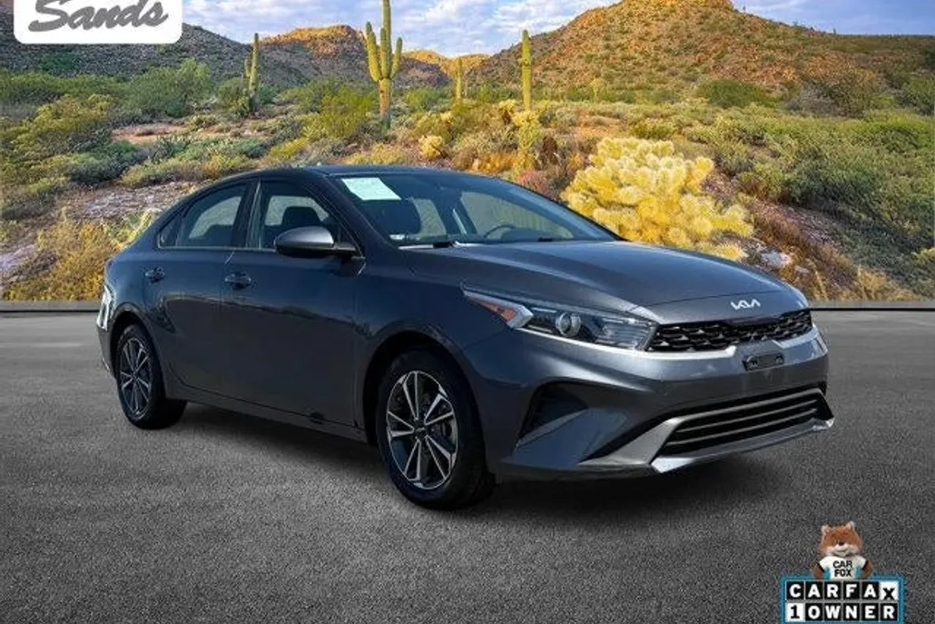 2023 Kia Forte LXS photo 1