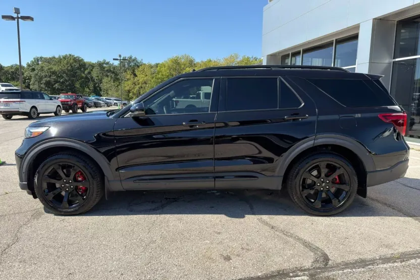 2021 Ford Explorer ST photo 1