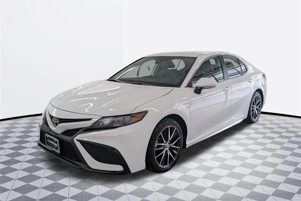 2024 Toyota Camry SE photo 1
