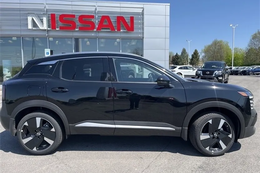 2025 Nissan Kicks SR photo 1