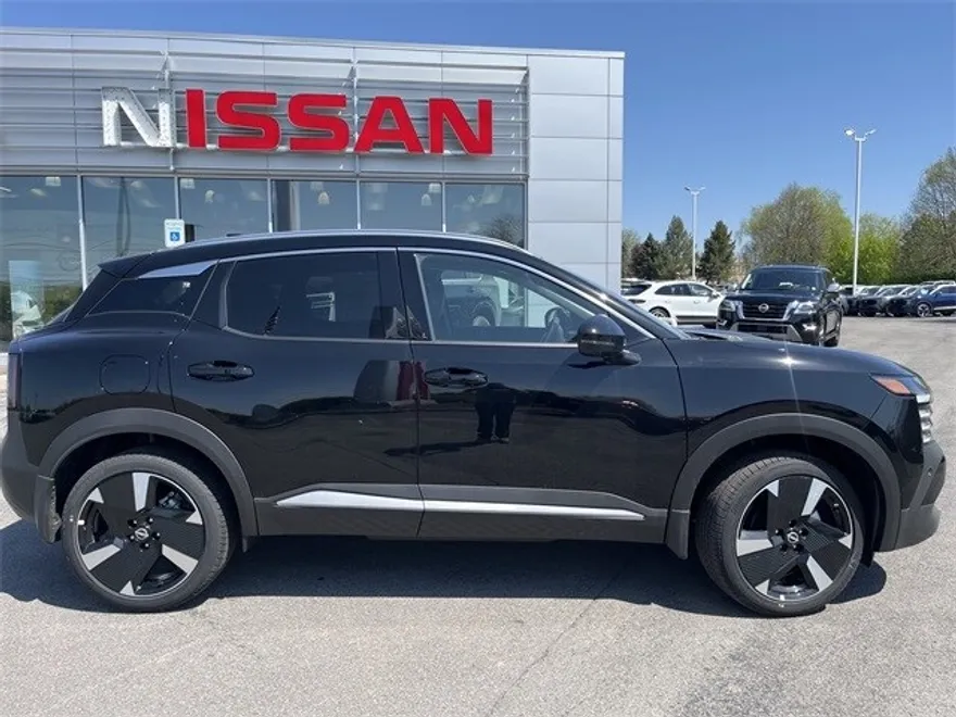 2025 Nissan Kicks SR photo 1