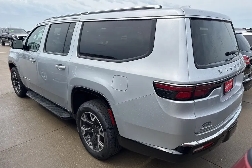 2023 Jeep Wagoneer L Series III photo 1