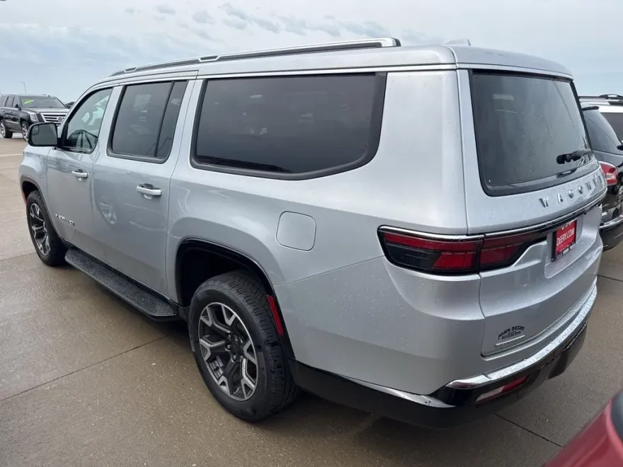 2023 Jeep Wagoneer L Series III photo 1