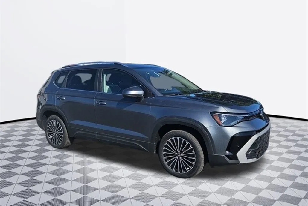 2025 Volkswagen Taos SE photo 1