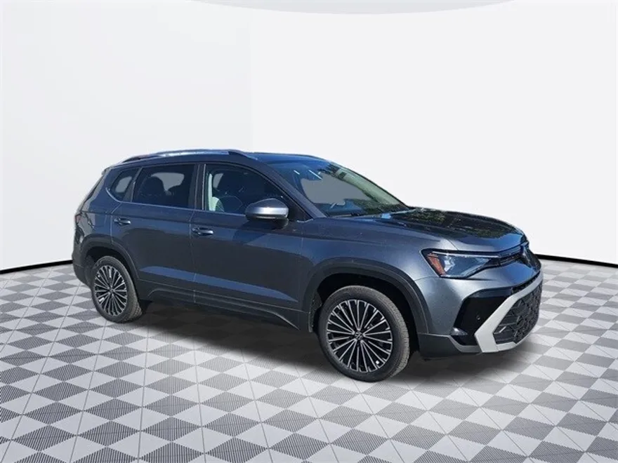 2025 Volkswagen Taos SE photo 1