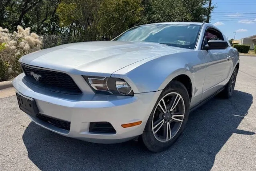2011 Ford Mustang V6 photo 1