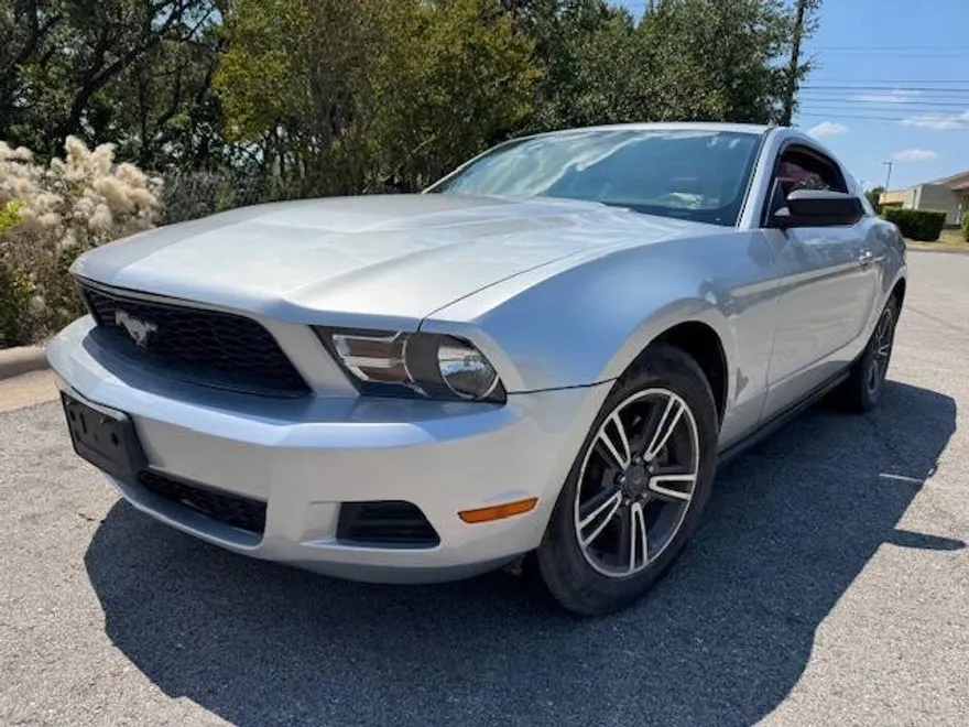 2011 Ford Mustang V6 photo 1