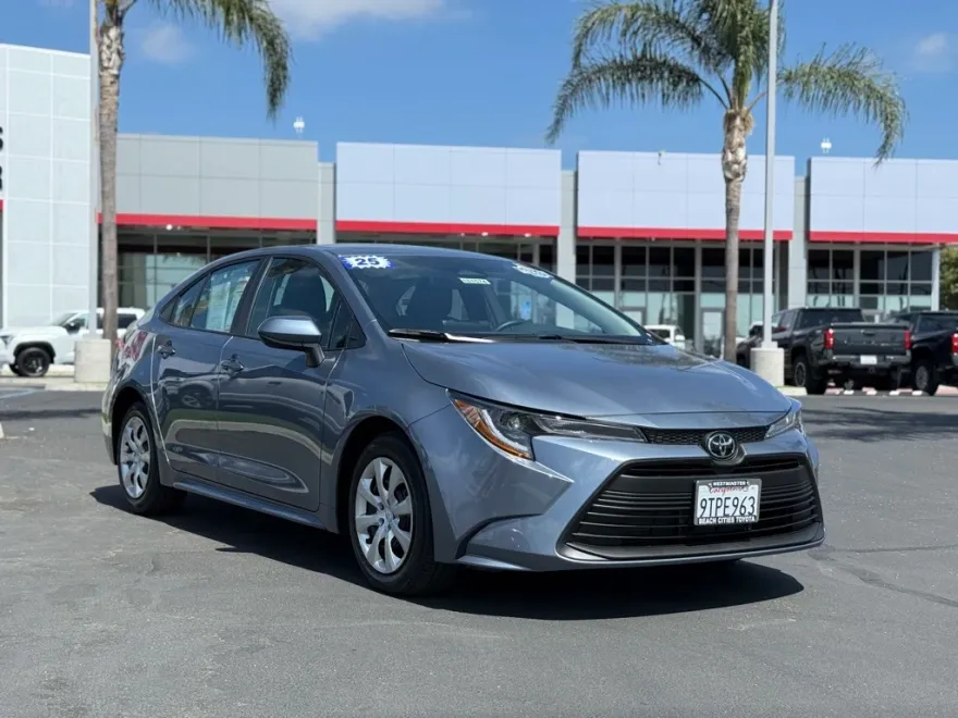 2025 Toyota Corolla LE photo 1