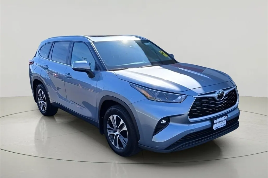 2023 Toyota Highlander XLE photo 1