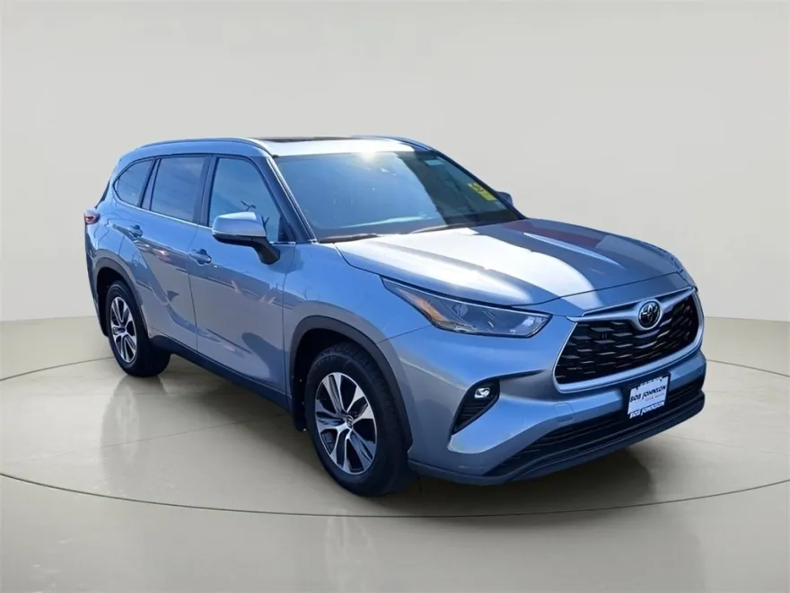 2023 Toyota Highlander XLE photo 1