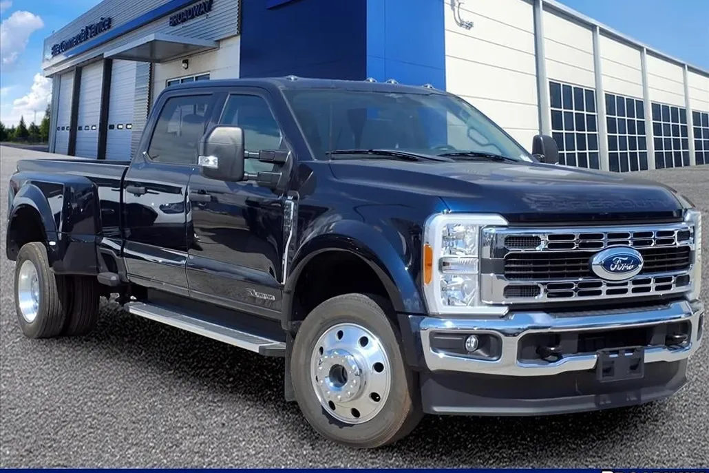 2023 Ford F-450 XLT photo 1