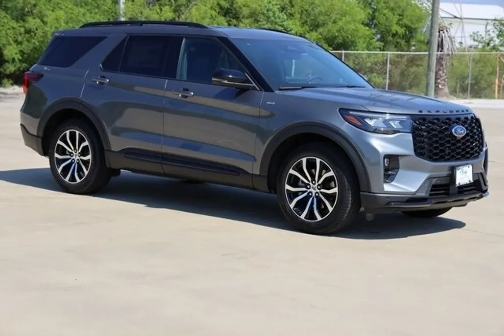 2025 Ford Explorer ST-Line photo 1