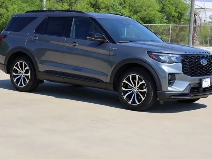 2025 Ford Explorer ST-Line photo 1