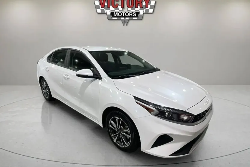 2023 Kia Forte LXS photo 1