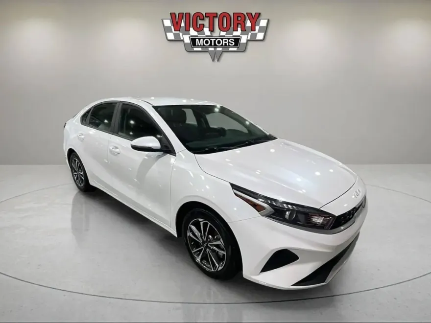2023 Kia Forte LXS photo 1