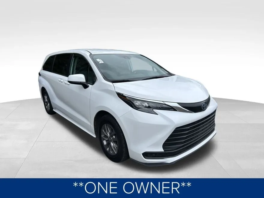 2024 Toyota Sienna LE photo 1