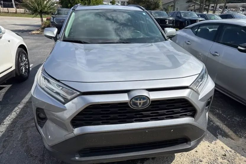 2020 Toyota RAV4 Hybrid XLE photo 1