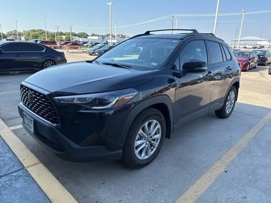 2025 Toyota Corolla Cross LE photo 1