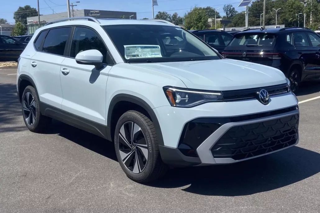 2025 Volkswagen Taos SE photo 1