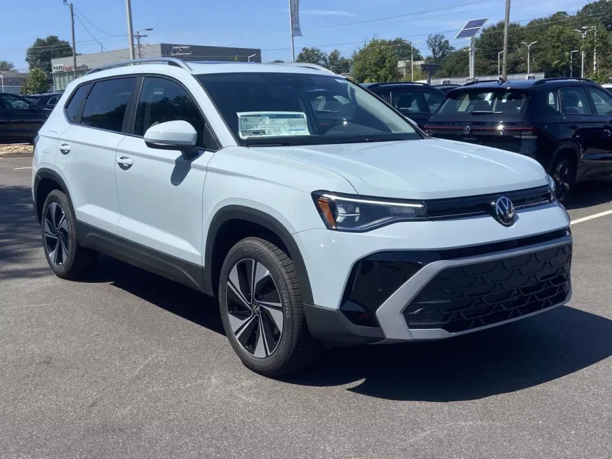 2025 Volkswagen Taos SE photo 1