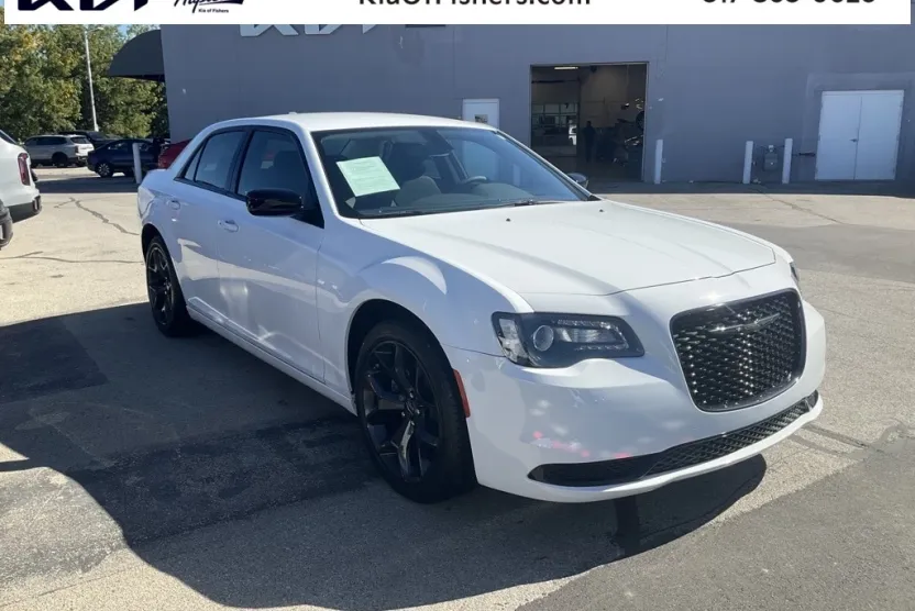 2023 Chrysler 300 Touring photo 1