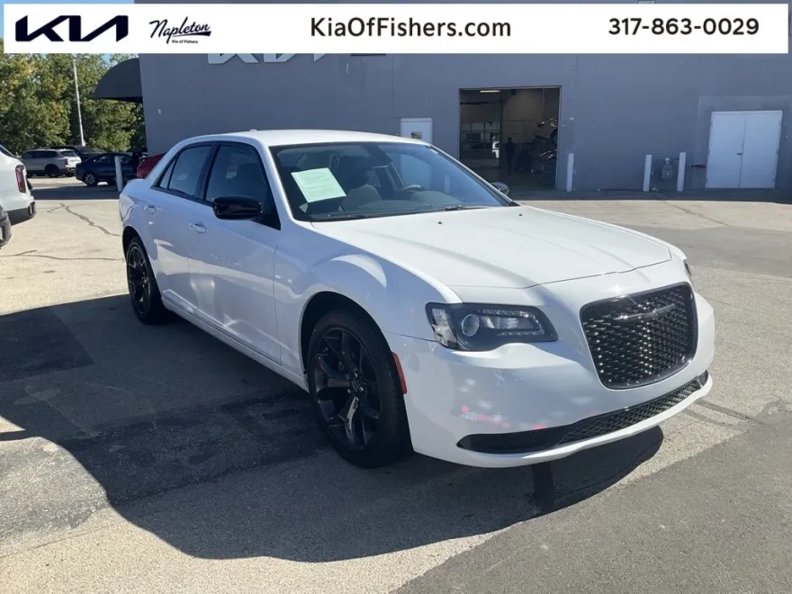 2023 Chrysler 300 Touring photo 1