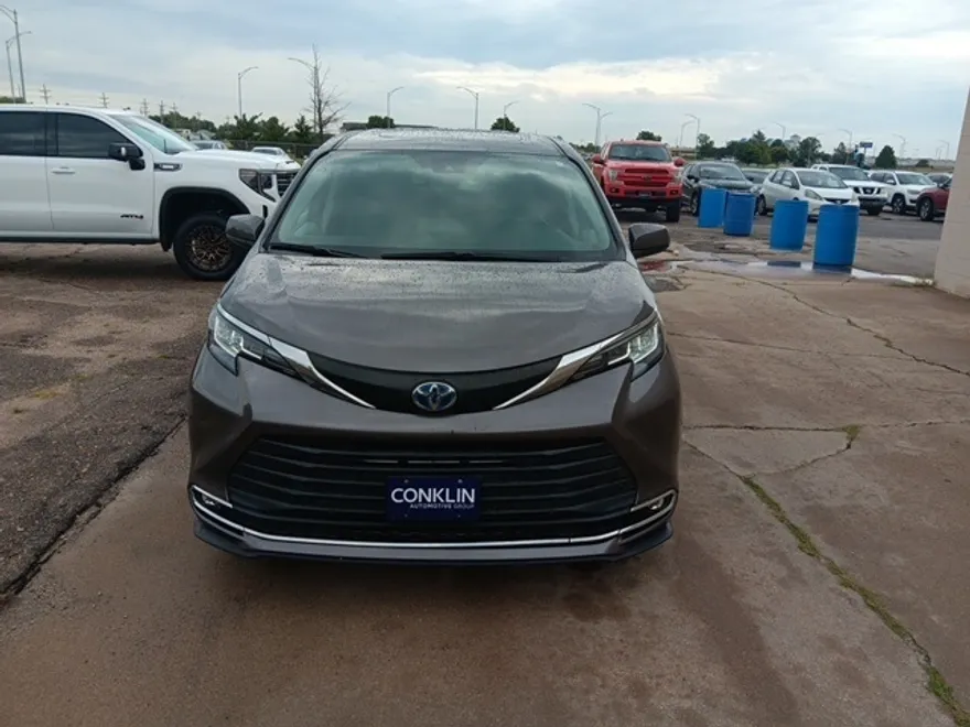 2021 Toyota Sienna XLE photo 1