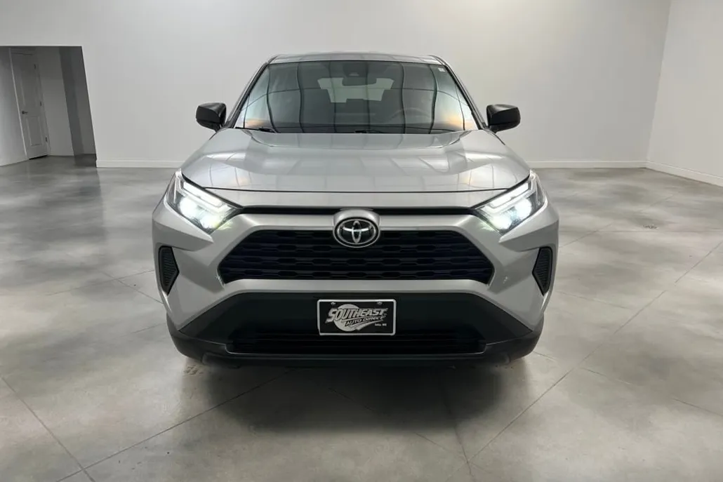 2024 Toyota RAV4 LE photo 1