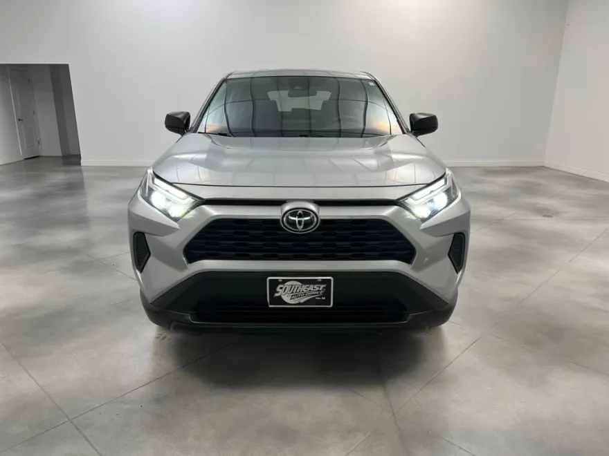 2024 Toyota RAV4 LE photo 1